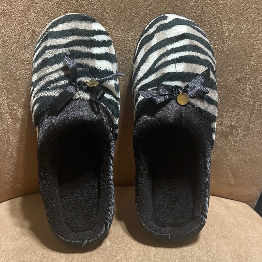 🛍️3/$20 - Avon Women’s Memory Foam Soft Zebra Print Slippers, Size: S (5-6)